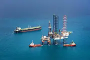 Offshore drilling platform supported by service vessels at sea, where clean oil and effective oil filtration protect hydraulic and lubrication systems in demanding offshore environments.