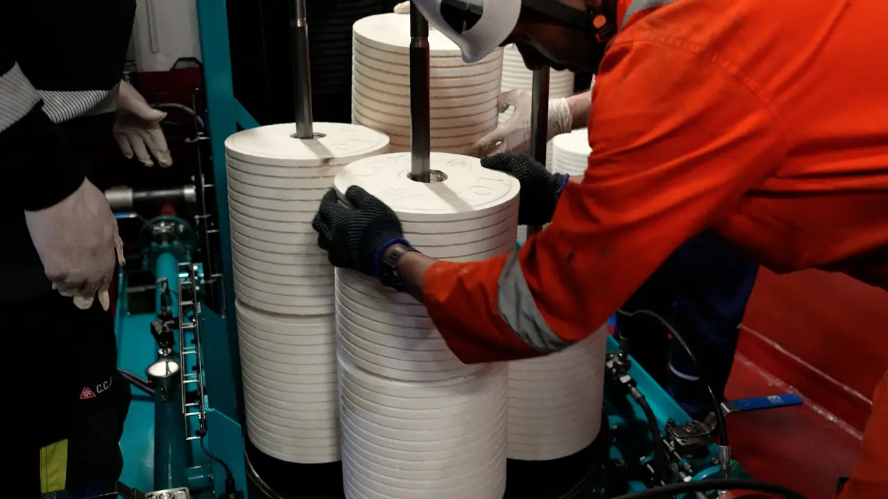 Replacement of depth-filter inserts on the engine-lube-oil page.