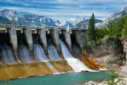 Hydroelectric dam and spillway in a mountainous landscape, illustrating how clean oil and advanced oil filtration ensure stable hydraulic performance and reliable power generation equipment.